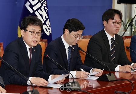 ▲진성준 정책위 의장이 2월 18일 국회에서 열린 원내대책회의 모두 발언에서 “민주당은 상속세 공제 한도 현실화를 추진한다”라고 밝히고 있다. Ⓒ영등포시대