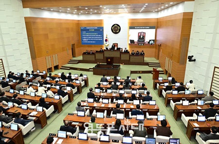 ▲최호정 서울시의회 의장이 18일 열린 제328회 임시회 개회식에서 개회사를 하고 있다.©영등포시대