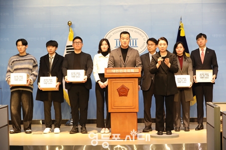 ▲윤석열 대통령 탄핵 반대 청년연대가 2월 18일 국회 소통관에서 기자회견을 열고 “윤석열 대통령의 구속 취소를 촉구하는 청년들의 탄원서 10만 부를 서울중앙지법에 제출한다”라고 밝히고 있다. Ⓒ영등포시대