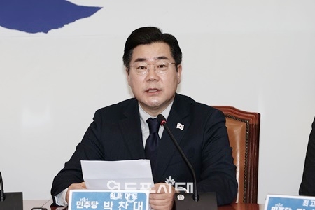 ▲박찬대 더불어민주당 원내대표가 19일 서울 여의도 국회에서 열린 최고위원회의에서 발언하고 있다. ©김정현 기자