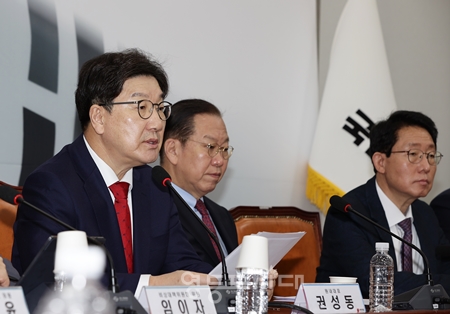 ▲권성동 원내대표(왼쪽)가 2월 20일 국회에서 열린 비대위원회 모두 발언에서 이재명 대표의 민주당은 중도 보수라는 발언에 대해 “자동차 핸들을 오른쪽으로 안 돌리겠다고 말하면서 우회전하겠다는 소리 아니냐?”라며 비판하고 있다.Ⓒ영등포시대 