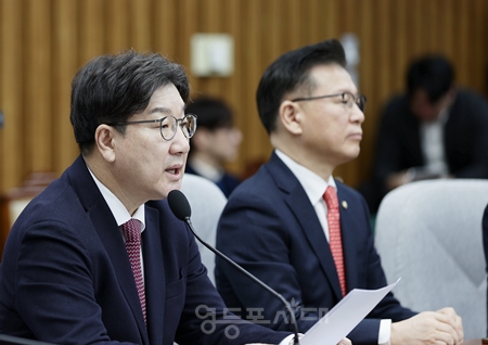 ▲권성동 원내대표(왼쪽)가 21일 국회에서 열린 원내대책회의 모두 발언에서 “반도체 연구 인력이 주 52시간 근무에 발목 잡힌 나라는 전 세계 어디에도 없다”라며 “연구원도 기업인들도 반드시 주 52시간 규제 완화가 필요하다고 호소하고 있다”라며 주장하고 있다. Ⓒ영등포시대