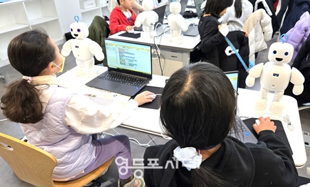 ▲영등포구 미래재단이 19~20일 진행한 ‘AI·로봇 디지털 캠프’에 참가한 학생들이 블록 코딩을 활용해 로솝을 조종하고 있다. /이미지=영등포구 제공