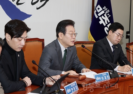 ▲이재명 민주당 대표(가운데)가 20일 국회에서 열린 최고위원회의 모두 발언에서 “국민연금 개혁안이 여야 합의에 이르지 못한 책임은 국민의힘에 있다”라고 강조하고 있다. Ⓒ영등포시대
