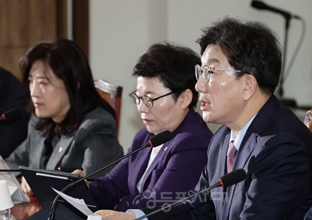 ▲권성동 원내대표(오른쪽)가 24일 국회에서 열린 비상대책위원회 모두 발언에서 “이재명 대표는 문재인 정부보다 더욱더 좌편향이다”라고 주장하고 있다.Ⓒ영등포시대