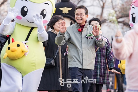 ▲최호권 영등포구청장이 지난해 열린 여의도 봄꽃축제 개막식에서 퍼레이드를 하고 있다. ©영등포구 제공