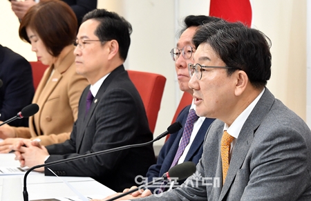 ▲권성동 원내대표(오른쪽)가 25일 국회에서 열린 연금 개혁 청년간담회에서“2030 청년과 미래 세대에게 이익이 되는 연금 계획을 추진하겠다는 기조를 갖고 있다”라고 밝히고 있다. Ⓒ영등포시대 