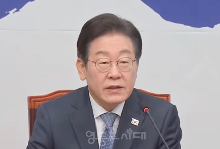 ▲이재명 민주당 대표가 26일 국회에서 열린 최고위원회의 모두 발언에서 “트럼프 행정부의 통상 대응을 위해서는 국회 지원이 필요하다”라고 강조하고 있다./이미지=KBS 방송 캡처