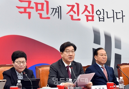 ▲권성동 대표(가운데)가 27일 국회에서 열린 비대위원회 모두 발언에서 “이재명 대표는 차라리 대학 시절 고시반에서 함께 공부한 저 권성동도 모르는 사람이라고 하라”라며 고 김문기 씨를 모른다고 한 발언에 대해 강하게 비판했다. Ⓒ영등포시대