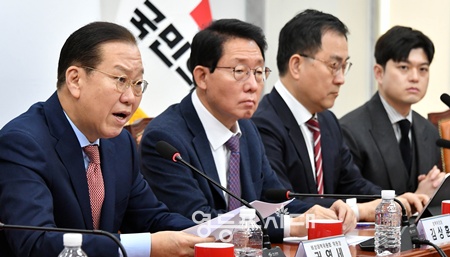 ▲권영세 국민의힘 비상대책위원장(왼쪽 끝)이 27일 서울 여의도 국회에서 열린 비상대책위원회의에서 발언하고 있다. ©김정현 기자