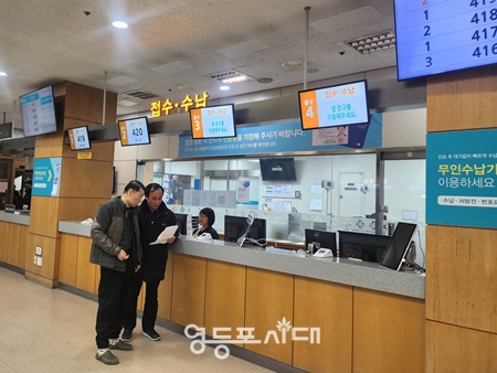 ▲서울시 병원 안심동행 동행서비스 매니저가 병원 이용을 돕고 있다. /이미지=서울시 제공