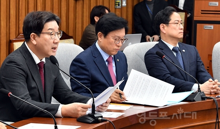 ▲권성동 원내대표(왼쪽)가 2월 28일 국회에서 열린 원내대책회의 모두 발언에서 “선관위 견제 감시를 강화하기 위해 선관위의 실무 책임자인 사무총장에 대한 국회 인사청문회도 도입하겠다”라고 밝히고 있다. Ⓒ영등포시대