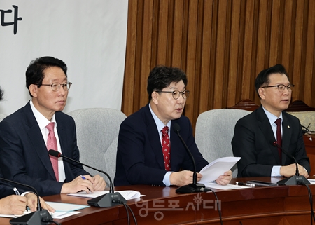 ▲권성동 원내대표(가운데)가 3월 4일 국회에서 열린 원내대책회의 모두발언에서 “국민의힘은 이번 주 중으로 선거관리위원회 특별감사관법을 발의하겠다”라고 밝히고 있다. Ⓒ영등포시대