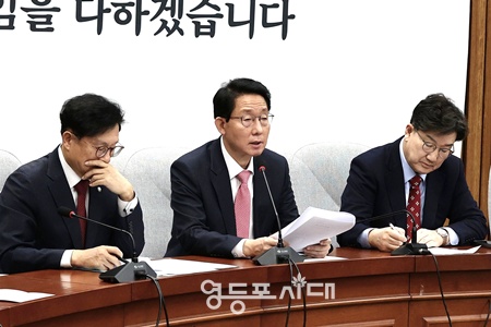 ▲김상훈 국민의힘 정책위의장(가운데)이 4일 국회에서 열린 원내대책회의에서 발언하고 있다. ©김정현 기자