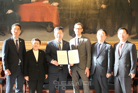 국회 환경노동위원회 방문단이 덴마크 의회를 방문해 페터 리스 국제업무담당 선임 보좌관에게 우원식 국회의장 친서를 전달하고 있다/이미지=국회 제공