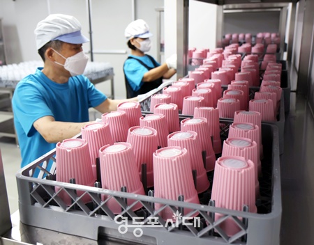 ▲에코워싱 사업단 참여자들이 활동하는 모습. ©영등포구 제공