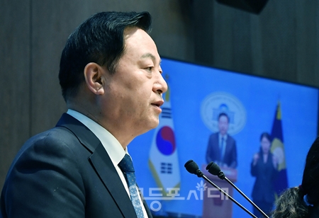 ▲김두관 전 국회의원이 3월 5일 국회 소통관에서 기자회견을 열고 “내전 종식과 국민통합을 위한 선거법을 개정해 제7공화국을 열자”고 주장하고 있다. Ⓒ영등포시대 