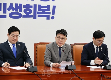 ▲진성준 민주당 정책위 의장(가운데)이 3월 6일 국회에서 열린 정책조정회의 모두 발언에서 “민주당은 국내 첨단 전략산업의 글로벌 경쟁력 강화를 위해서 대규모 국민 펀드 조성 방안을 마련하겠다”라고 밝히고 있다. Ⓒ영등포시대