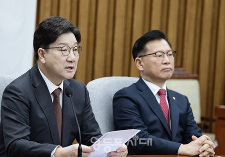 ▲권성동 국민의힘 원내대표(왼쪽)가 3월 7일 국회에서 열린 원내대책회의 모두 발언에서 포천에서 발생한 오폭을 언급한 후 조속한 국방부 장관의 임명을 촉구하고 있다. Ⓒ영등포시대 