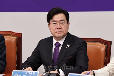 ▲박찬대 더불어민주당 원내대표가 7일 국회에서 열린 최고위원회의에서 심각한 표정을 짓고 있다. ©김정현 기자