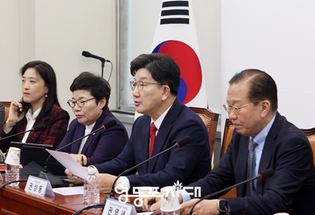 ▲원성동 원내대표(오른쪽에서 두 번째)가 3월 10일 국회에서 열린 비상대책위원회 모두 발언에서 윤석열 대통령이 석방된 이후 민주당의 대응 방안(철야 농성 등)에 대해 강하게 비판하고 있다. Ⓒ영등포시대 