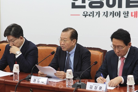 ▲권영세 국민의힘 비상대책위원장(가운데)가 10일 서울 여의도 국회에서 열린 비상대책위원회의에서 발언하고 있다. ⓒ김정현 기자