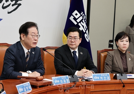 ▲이재명 대표(왼쪽)가 3월 10일 국회에서 열린 최고위원회의 모두 발언에서 “윤석열 대통령의 석방 때문에, 온 국민이 불안해하고 있다. 경제도 불안해져서 환율이 폭등하고 주가가 폭락하고 있다”라고 강조하고 있다. Ⓒ영등포시대 