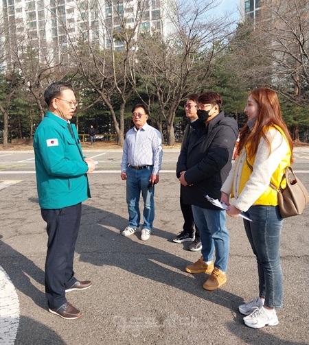 ▲김용무 서울지방병무청이 2025년도 첫 동원훈련 집단수송을 시작한 첫날인 11일 관계자들을 격려하고 있다. ⓒ서울병무청 제공