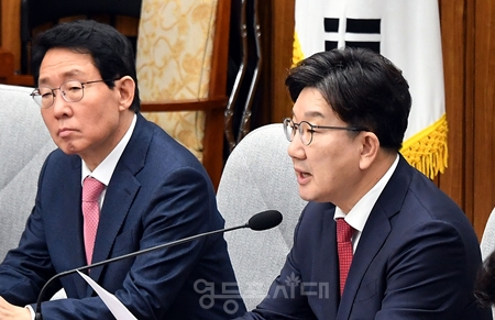 ▲권성동 원내대표(오른쪽)가 3월 11일 국회에서 열린 원내대책회의 모두 발언에서 “제3차 국정협의회가 열렸지만 마지못해 참석한 민주당이 “소득대체율을 핑계 삼아 민생 논의를 원천봉쇄 했다”라고 강하게 비판하고 있다. Ⓒ영등포시대