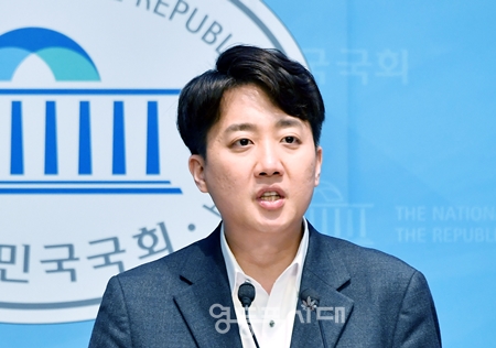 ▲이준석 개혁신당 국회의원이 3월 11일 국회 소통관에서 기자회견을 열고 “11일, 고위공직자범죄수사처 설치 및 운영에 관한 법률 폐지안, 곧 공수처 폐지안을 발의했다”라고 밝히고 있다. Ⓒ영등포시대