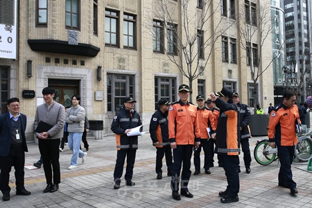 ▲권혁민 서울소방재난본부장(가운데)이 13일 이번주 대규모 집회가 예정된 현장을 방문, 점검하고 있다. ⓒ서울시 제공 