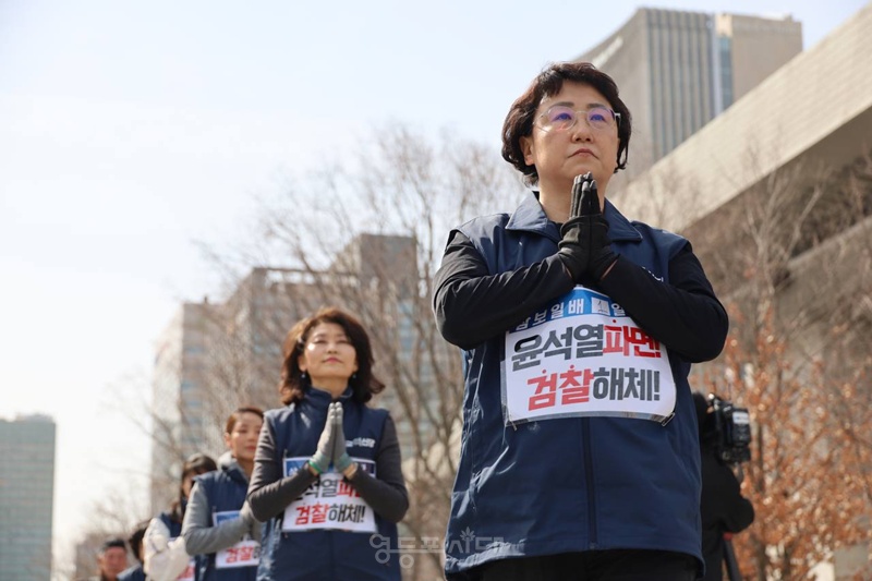 ▲김선민 조국혁신당 대표 권한대행과 대변인단이 13일 서울 종로구 광화문 이순신 장군 동상 앞에서 헌법재판소까지 삼보일배를 하고 있다. ⓒ조국혁신당 제공