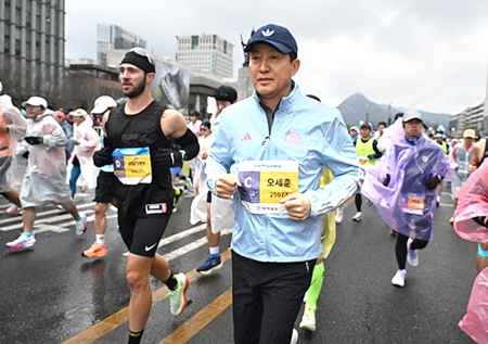 ▲오세훈 서울시장이 16일(일) 광화문광장에서 열린 2025 서울마라톤에서 참가자들과 함께 도심을 달리고 있다./이미지=서울시 제공