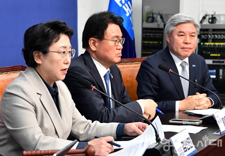 김선민 당대표 권한대행(왼쪽)이 3월 17일 국회에서 열린 최고위원회의 모두 발언에서 “내란 우두머리 윤석열 파면이 코앞으로 다가왔다”라고 주장하고 “헌법재판소 빠른 결론을 촉구하고 있다. Ⓒ영등포시대