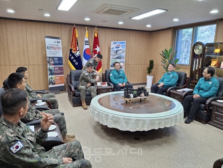 ▲김용무 서울병무청장이 17일 동원 훈련소집부대인 육군 제66보병사단을 방문, 관계자들과 대화하고 있다. ©서울지방병무청 제공