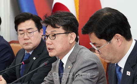 ▲진성준 민주당 정책위의장(가운데)이 18일 국회에서 열린 원내대책회의 모두 발언에서 정부는 미국이 한국을 민감 국가로 지정한 경위를 파악하고 원인을 분석해서 대책을 세워야 한다”라고 강조하고 있다. Ⓒ영등포시대 