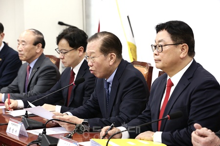 ▲권영세 국민의힘 비상대책위원장(오른쪽에서 두 번째)이 18일 서울 여의도 국회에서 열린 소상공인위원회 임명장 수여식 및 1차 전체회의에서 발언하고 있다. ©김정현 기자 