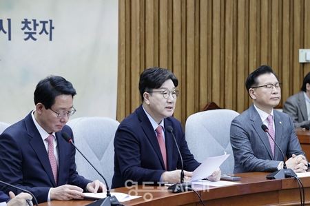 ▲권성동 국민의힘 원내대표(가운데)가 3월 21일 국회에서 열린 원내대책회의 모두 발언에서“의대 교육 정상화의 시작은 바로 의대생 여러분의 복귀다”라며 “의대생 여러분의 용기 있는 선택을 기대한다”라고 호소하고 있다. Ⓒ영등포시대