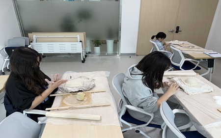 ▲ 3월 8일 문을 연 ‘흙손 공작소’ 도예 프로그램/이미지=영중종합사회복지관 제공