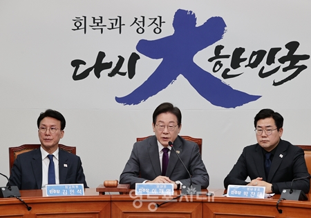 ▲이재명 대표(가운데)가 21일 국회에서 열린 최고 위원회 모두 발언에서 연금 개혁안 합의 처리에 대해 “모처럼 국회가 그리고 정치권이 국민으로부터 칭찬받을 일을 해냈다”라고 밝히고 있다. Ⓒ영등포시대