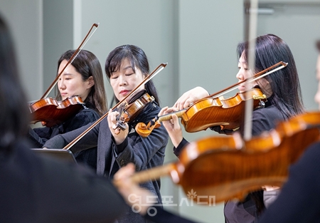 ▲3월 22일 영등포구민회관에서 창단식을 갖은 ‘2025 꿈의 오케스트라 영등포’가 창단 축하공연을 하고 있다./이미지=영등포문화재단 홈페이지 갈무리
