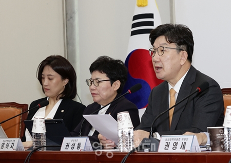 ▲권성동 원내대표가 3월 24일 국회에서 열린 비상대책위원회 모두 발언에서 이재명 민주당 대표의 선거법 위반 1심 선고가 무려 2년 2개월이 걸렸다”라고 지적하고 6·3·3 원칙 적용을 강조하고 있다. Ⓒ영등포시대