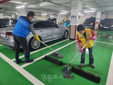 ▲영등포구시설관리공단 관계자들이 봄맞이 공영주차장 환경정비와 물청소를 실시하고 있다. ©영등포구시설관리공단 제공