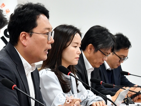 ▲천하람 개혁신당 원내대표 겸 당대표 권한대행(왼쪽)이 3월 24일 국회에서 열린 최고위원회의 모두 발언에서 이번주 큰 재판이 이어서 열리는 것과 관련해 “슈퍼위크라는 표현은 부끄러운 현실과 너무나 괴리되어 오히려 괴기스럽게 느껴진다”라고 밝히고 있다. Ⓒ영등포시대 