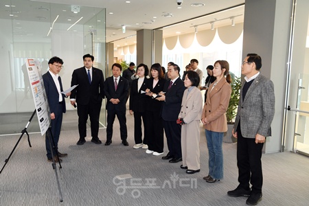 영등포구의회 행정위 양송이 위원과 위원들이 3월 24일 신길문화체육도서관을 방문, 추진 현황에 대해 설명을 듣고 있다. ⓒ영등포구의회 제공 