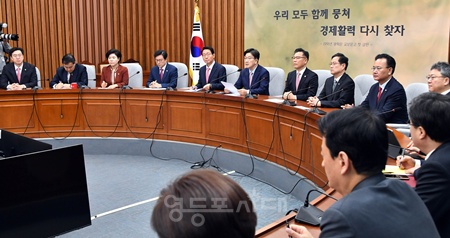 ▲김상훈 국민의힘 정책위의장이 25일 서울 여의도 국회에서 열린 원내대책회의에서 권성동 원내대표의 발언을 듣고 있다. ©김정현 기자