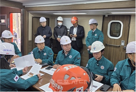 ▲성흠제 서울시의회 더불어민주당 대표의원이 25일 오전 강동구 명일동 땅꺼짐 사고 현장을 방문, 관계자들의 설명을 듣고 있다. ©서울시의회 제공