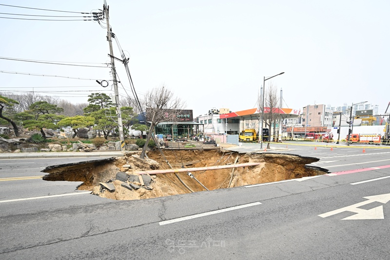 ▲서울 강동구 대명초등학교 앞 도로에서 24일 발생한 대형 땅꺼짐 현장의 모습. ⓒ서울시의회 제공