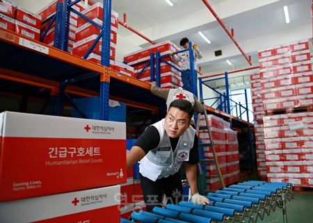 ▲대한적십자사 서울지사 관계자들이 전국 산불 피해 지역에 긴급구호물품을 전달하기 위해 긴급구호세트를 나르고 있다. ©대한적십자사 서울지사 제공