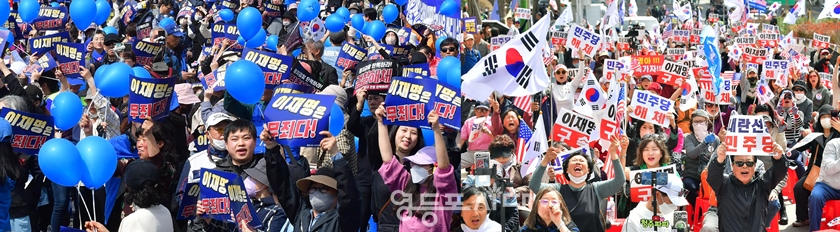 ▲3월 26일 오후 이재명 대표의 항소심이 진행된 서울고등법원 앞에서 여야 지지자들이 각각 무죄와 유죄를 주장하며 집회하고 있다. Ⓒ영등포시대